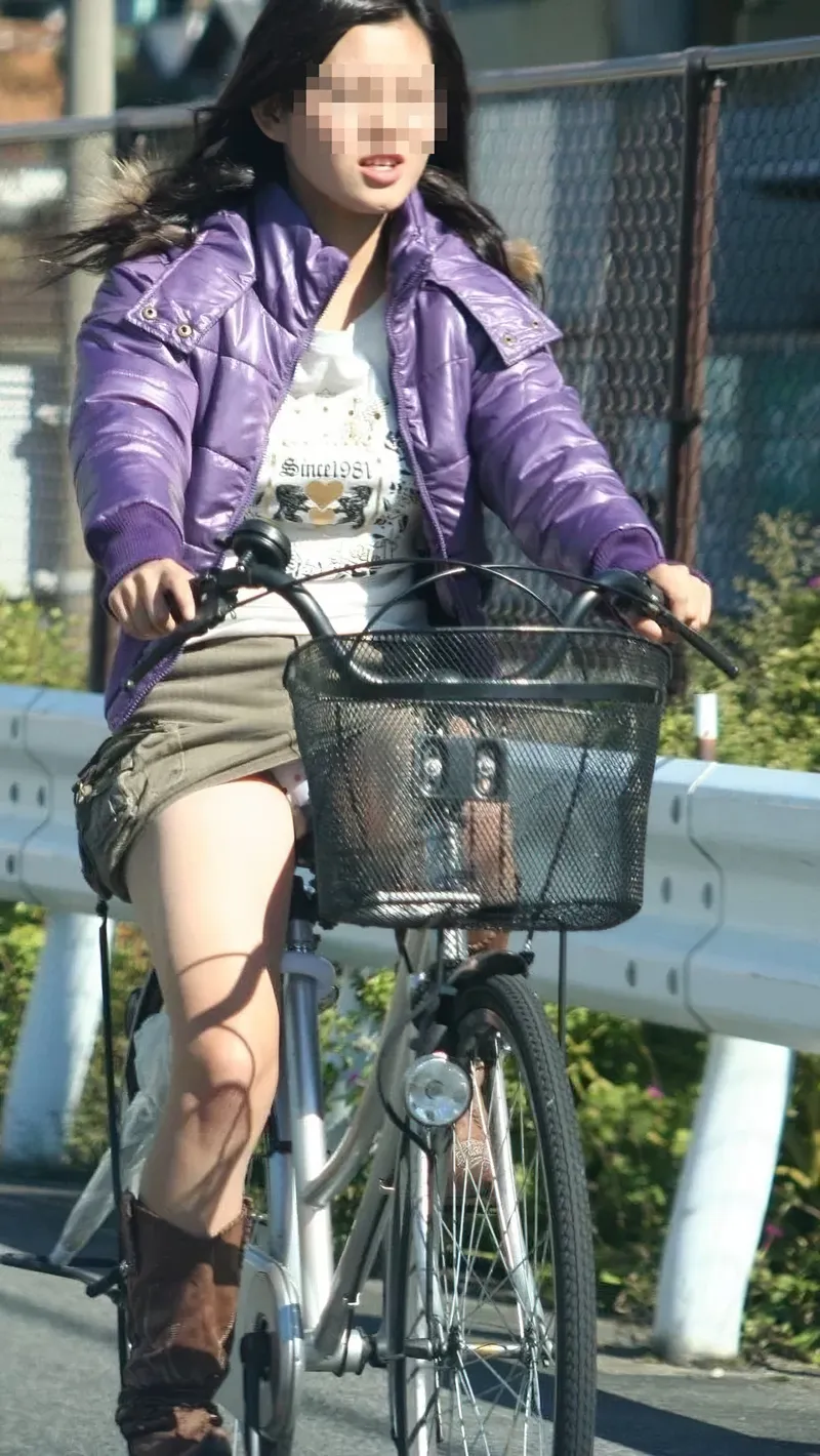 自転車パンチラ エロ画像75枚目