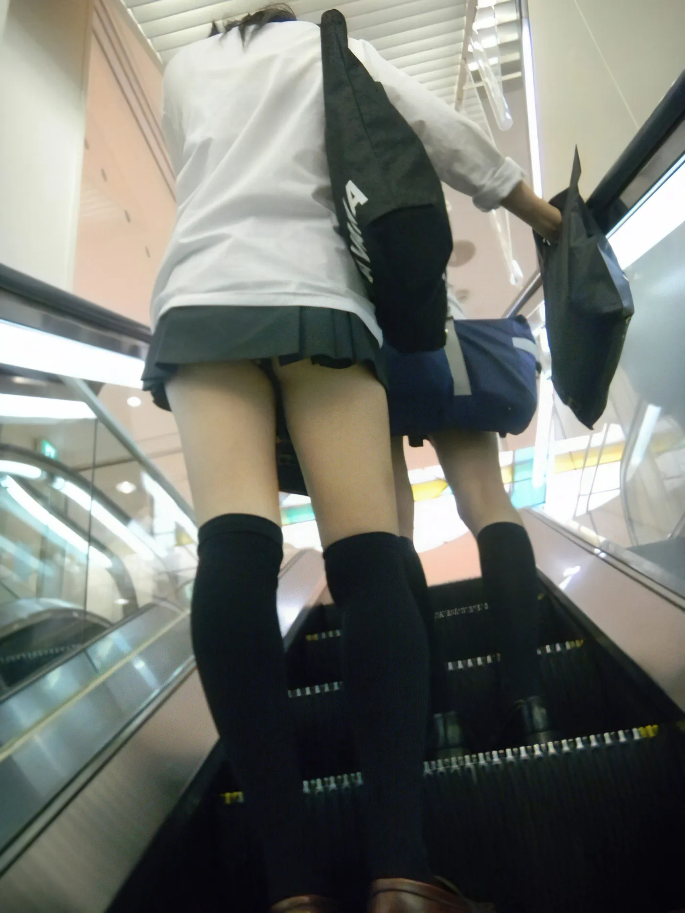 駅の階段パンチラ エロ画像24枚目